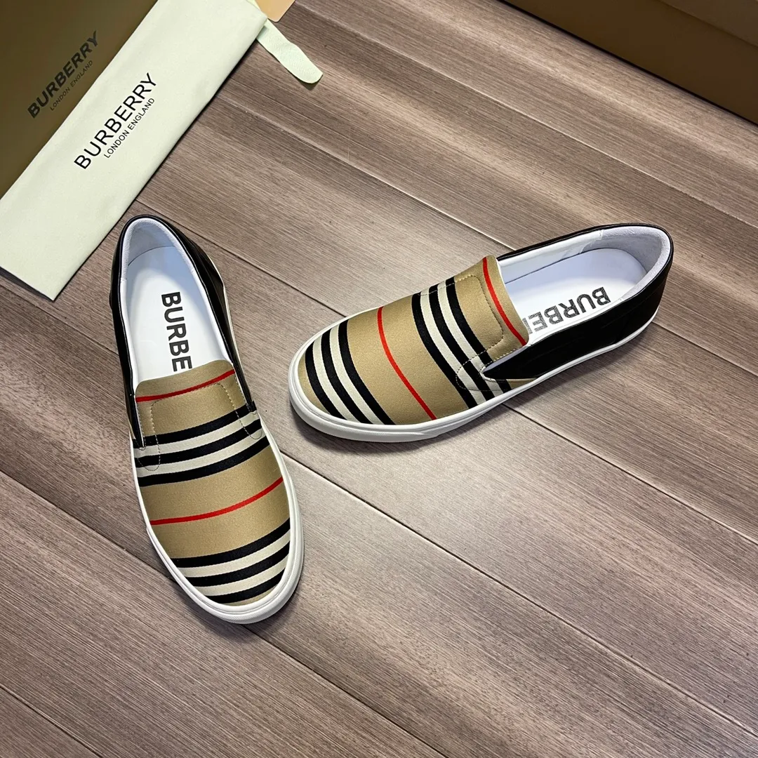 ☕P360💰"BURBERRY" Burberry: 🔍🔍The latest men's counter is on sale simultaneously, the original version imported from Italy🔝·Nappa calfskin·Brand totem cloth· Highlighting the (high-end, extravagance, class) travel, home, and best choice" exquisite workmanship (Imported water-dyed leather lining from Italy 🇮🇹), sole: original sole provided by the original factory, ⚠️exclusive double layer Activity·TPR rubber·molded outsole; super comfortable·wear-resistant·non-slip·environmental protection🌳🌳🌳, the real thing is more beautiful🎬The real thing is more beautiful🔍🔍 (high quality·follow the order) You can enter and exit the counter at will: Size: 38·39·40·41·42·43·44 (🎉Customized 45) Welcome to order...☕️